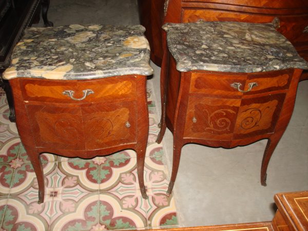 MESAS DE LUZ ESTILO FRANCES LUIS XV CON MARMOL PETIT MUEBLE. COD: 62301