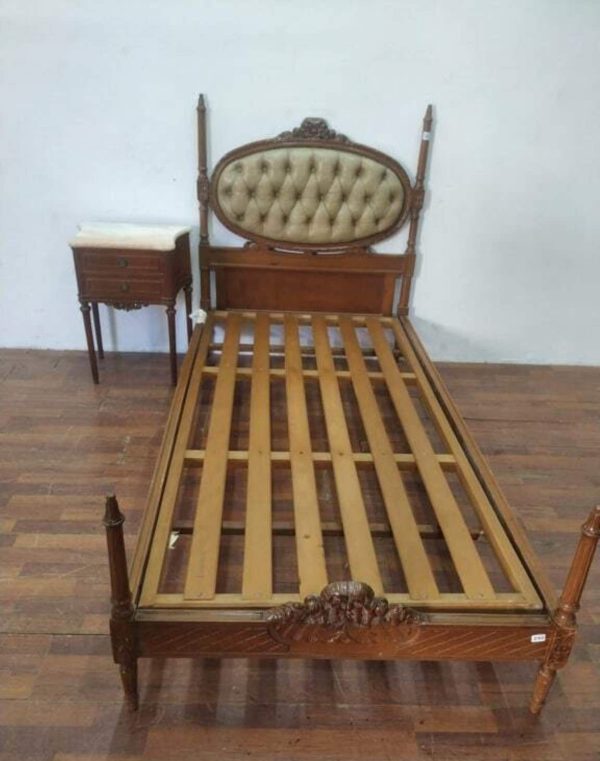 JUEGO DE CAMA CON CAPITONE Y MESA DE LUZ CON MARMOL FRANCES LUIS XVI. COD: 63505