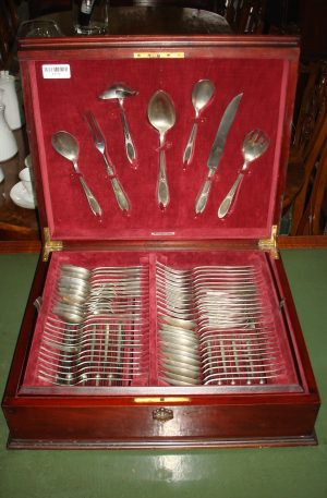 JUEGO DE CUBIERTOS INGLES RODOLFO EISLER CON CUBIERTERO EN CAOBA. COD: 63705