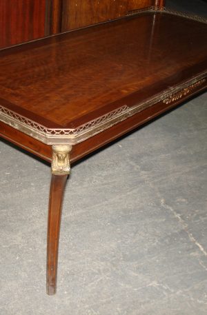 MESA DE SALA ESTILO FRANCES IMPERIO CON BRONCERIA. COD: 54605