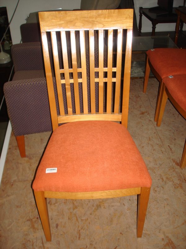 4 SILLAS ESTILO INGLES MADE IN USA TAPIZADAS A NUEVO. COD: 35605/45607/56817 - Image 3