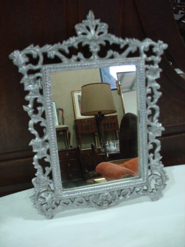 PORTA RETRATO ANTIGUO EN METAL ESTILO FRANCES CON ESPEJO. COD: 41832