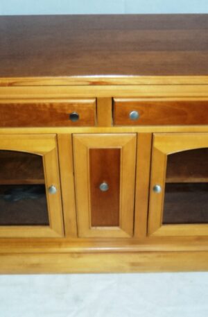 MUEBLE BAJO MADE IN U.S.A EN CEREZO PARA AUDIO O VAJILLA. COD: 70601