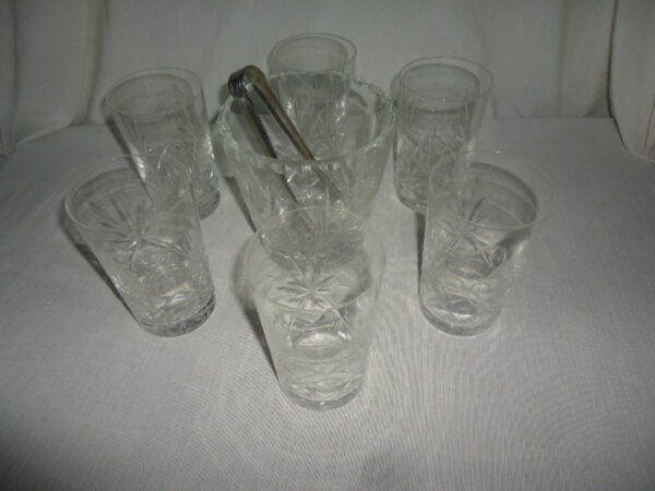 JUEGO DE HIELERA Y 6 VASOS DE CRISTAL TALLADO INCLUYE PINZA. COD: 71104