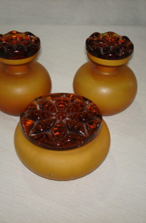JUEGO DE TOILETTE 3 PIEZAS EN VIDRIO COLOR ANTIGUO DECADA DEL 70. COD: 69615
