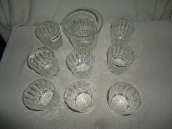 JUEGO DE HIELERA Y 8 VASOS DE CRISTAL TALLADO PARA WHISKY. COD: 72010