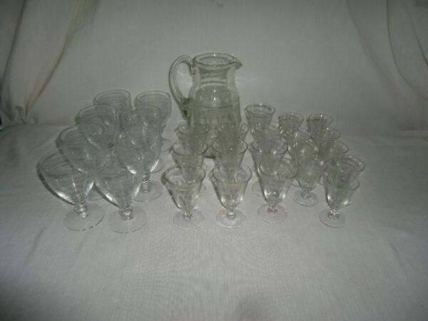 LOTE DE JARRA Y 27 COPAS DE CRISTAL ANTIGUO LABRADAS AL ACIDO. COD: 72208