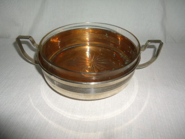 CENTRO DE METAL PLATEADO CON ASAS Y VIDRIO INTERIOR ANTIGUO. COD: 41841