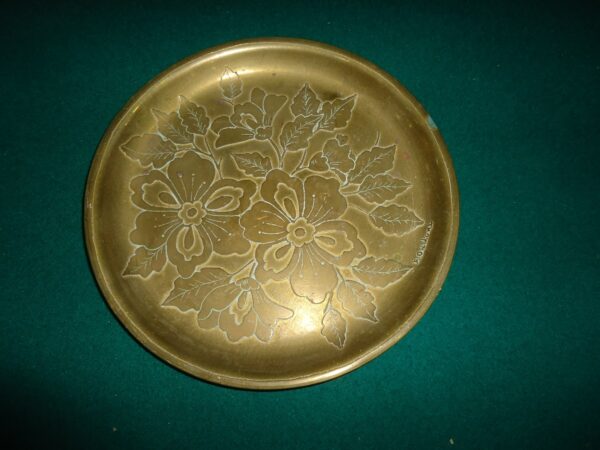 LOTE DE 2 CENICEROS Y PLATO LABRADO EN BRONCE COD: 73208/73210
