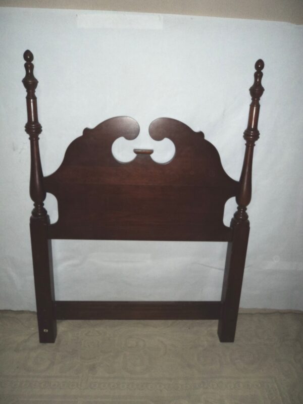 RESPALDO INGLES UNA PLAZA  MADE IN USA EN GUINDO. COD: 79202