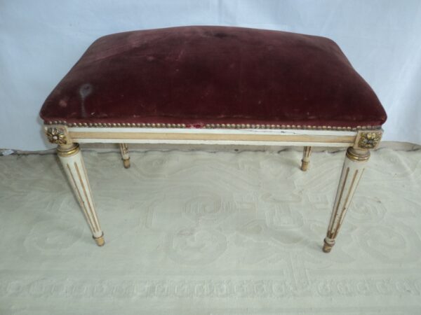 BANQUETA DE DORMITORIO ESTILO FRANCES LUIS XVI PATINADA. COD: 82304