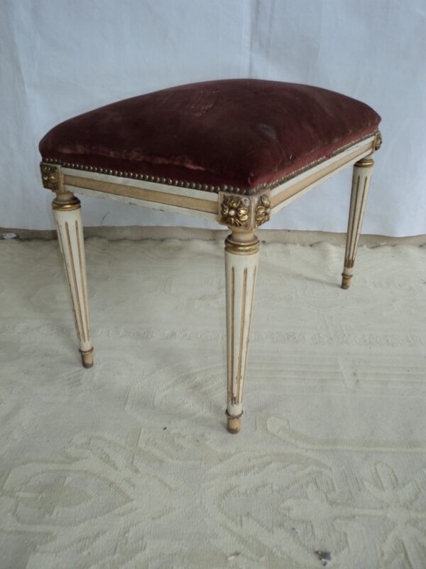 BANQUETA DE DORMITORIO ESTILO FRANCES LUIS XVI PATINADA. COD: 82304 - Image 5