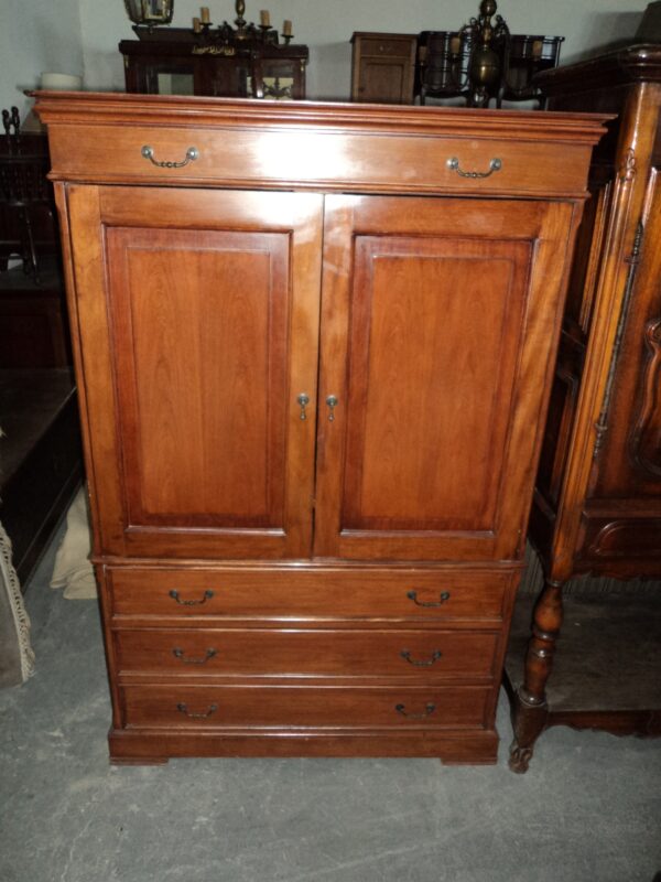 MUEBLE INGLES EN GUINDO PARA AUDIO O TV PUERTAS EMBUTIDAS. COD: 81404