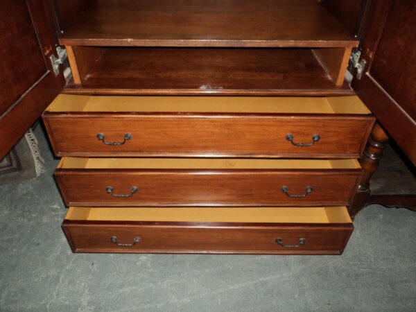 MUEBLE INGLES EN GUINDO PARA AUDIO O TV PUERTAS EMBUTIDAS. COD: 81404 - Image 7