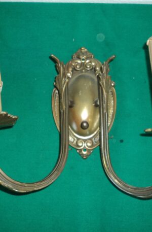 APLIQUE ANTIGUO DOS LUCES EN BRONCE ESTILO INGLES. COD: 80402