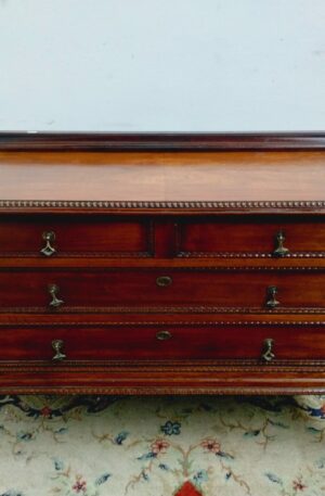 COMODA ANTIGUA ESTILO INGLES CHIPPENDALE EN NOGAL ITALIANO. COD: 85505