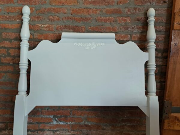 JUEGO DE RESPALDO UNA PLAZA Y MESA DE LUZ ESTILO INGLES PATINADO. COD: 20418 / 72604 - Image 6