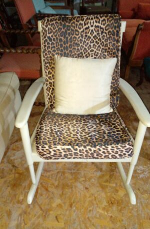 MECEDORA VINTAGE ESTILO VIENES CON ALMOHADONES ANIMAL PRINT. COD: 86103