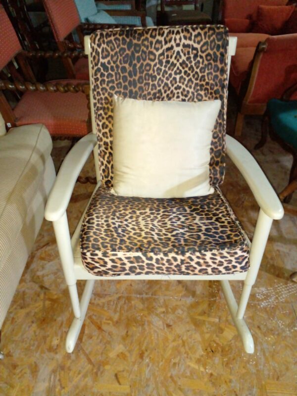 MECEDORA VINTAGE ESTILO VIENES CON ALMOHADONES ANIMAL PRINT. COD: 86103