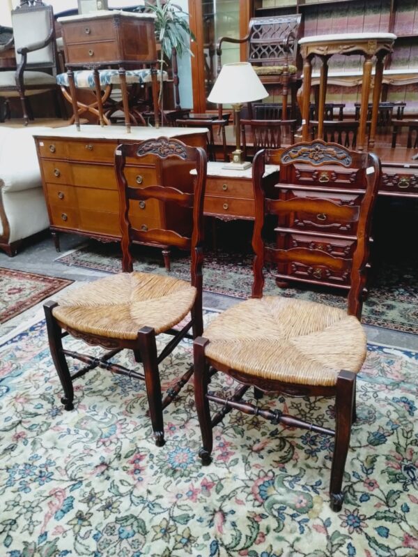 2 SILLAS ESTILO FRANCES PROVENZAL ASIENTO ENJUNCADO. COD: 86803 - Image 2