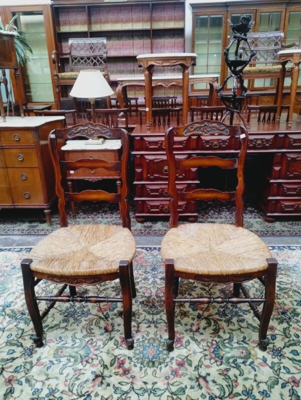 2 SILLAS ESTILO FRANCES PROVENZAL ASIENTO ENJUNCADO. COD: 86803