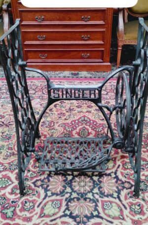 PIE DE MAQUINA SINGER ANTIGUO EN HIERRO ARTISTICO. COD: 86909
