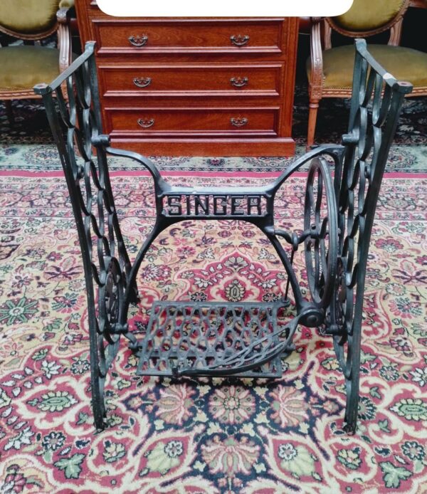 PIE DE MAQUINA SINGER ANTIGUO EN HIERRO ARTISTICO. COD: 86909