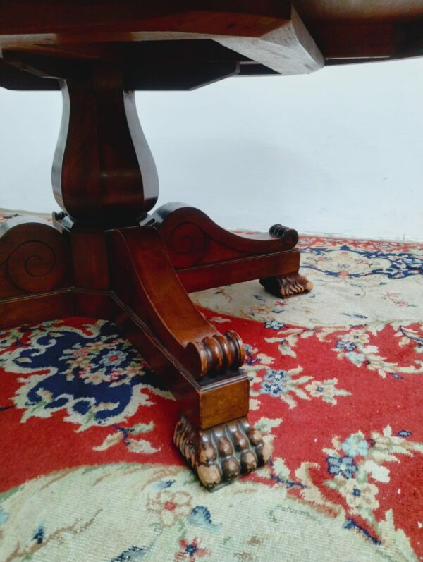 MESA DE COMEDOR EN NOGAL ITALIANO CON DOS TABLAS DE ALARGUE. COD: 87209 - Image 4