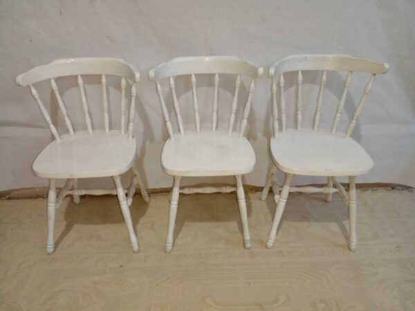 3 SILLAS WINDSOR PINTADAS DE BLANCO. COD: 87217