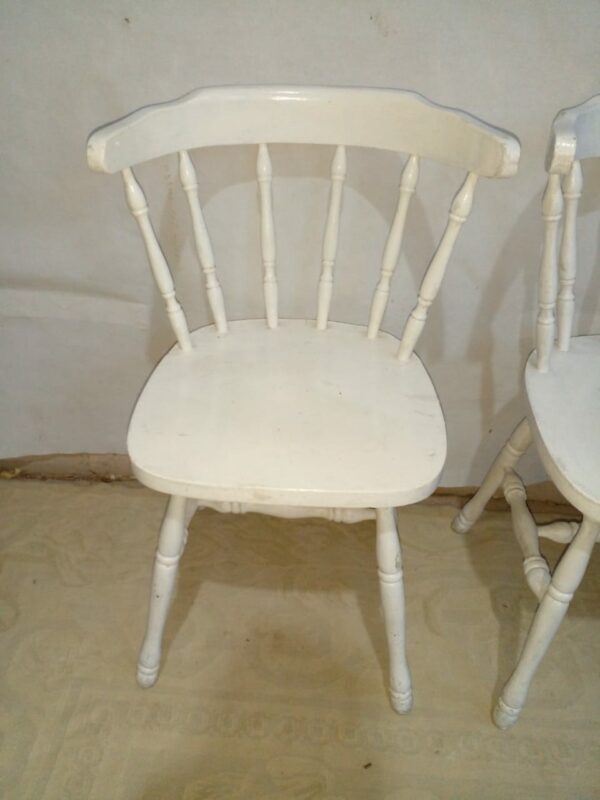 3 SILLAS WINDSOR PINTADAS DE BLANCO. COD: 87217 - Image 4