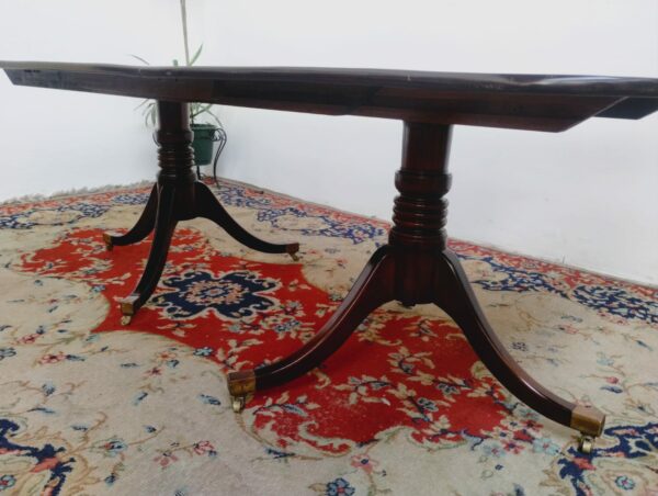 MESA DE COMEDOR ESTILO INGLES SHERATON DOBLE PATA Y TABLA DE ALARGUE. COD: 87404 - Image 7