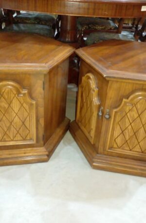 DOS MESAS DE SALA HEXAGONALES MADERA MACIZA HERRAJES DE BRONCE. COD 85804