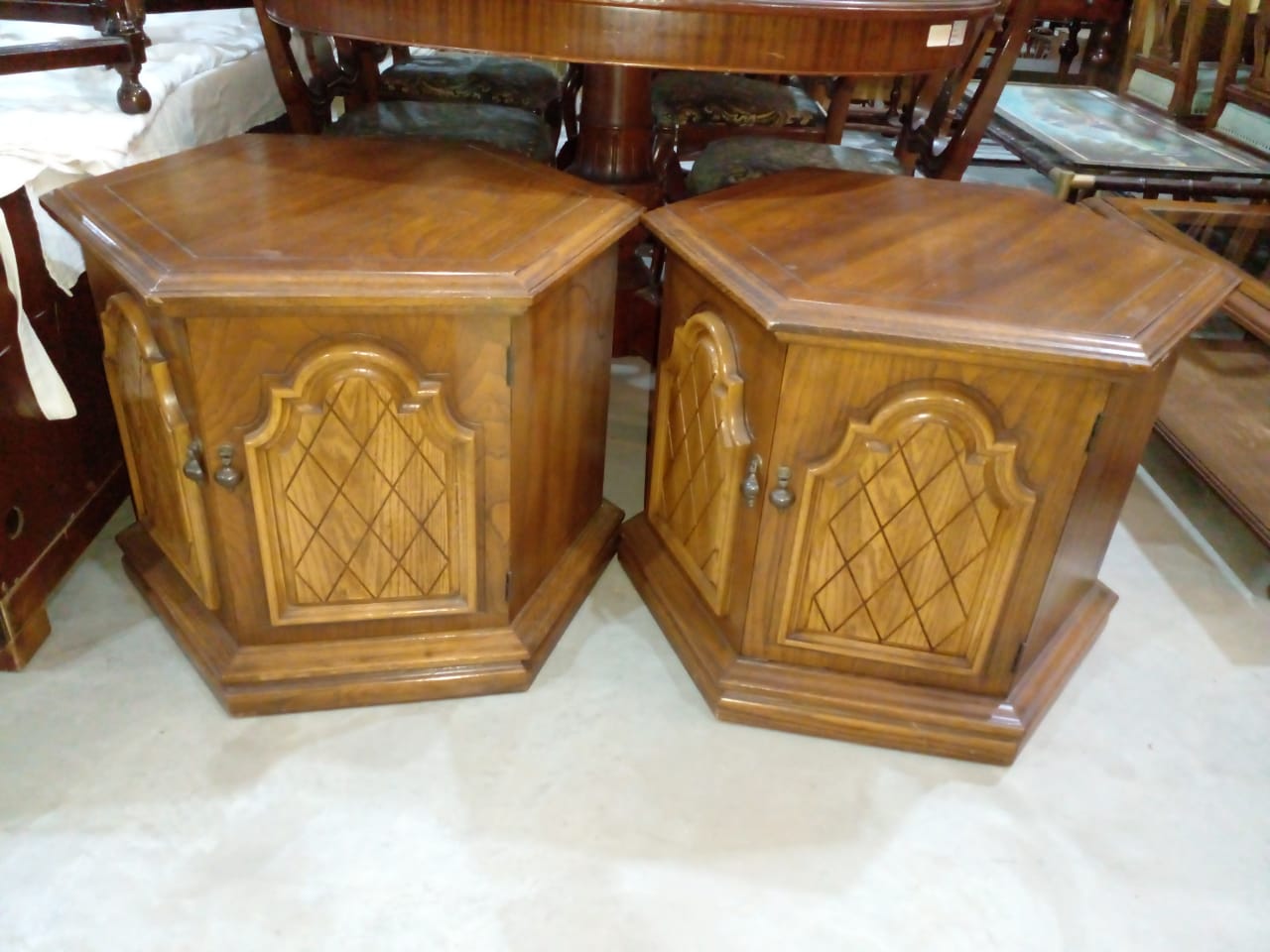 DOS MESAS DE SALA HEXAGONALES MADERA MACIZA HERRAJES DE BRONCE. COD 85804