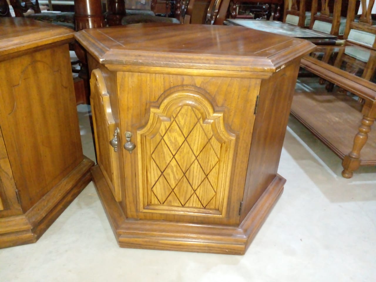 DOS MESAS DE SALA HEXAGONALES MADERA MACIZA HERRAJES DE BRONCE. COD 85804 - Image 3