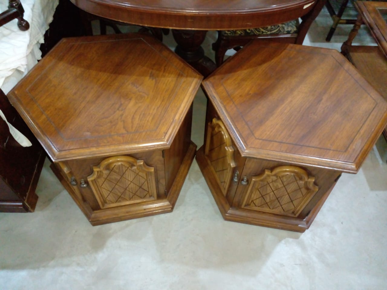 DOS MESAS DE SALA HEXAGONALES MADERA MACIZA HERRAJES DE BRONCE. COD 85804 - Image 4