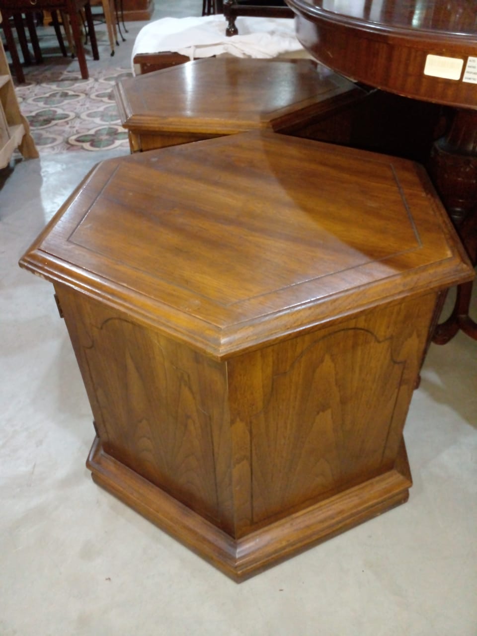 DOS MESAS DE SALA HEXAGONALES MADERA MACIZA HERRAJES DE BRONCE. COD 85804 - Image 6