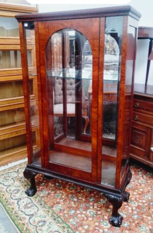 VITRINA ANTIGUA ESTILO INGLES CHIPPENDALE EN RAIZ DE NOGAL ITALIANO. COD: 88702