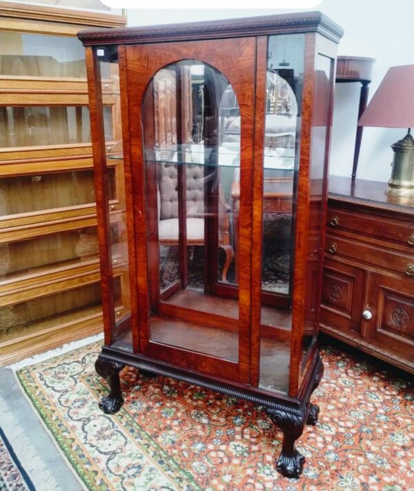 VITRINA ANTIGUA ESTILO INGLES CHIPPENDALE EN RAIZ DE NOGAL ITALIANO. COD: 88702