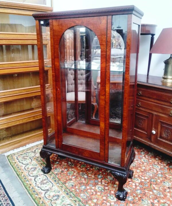 VITRINA ANTIGUA ESTILO INGLES CHIPPENDALE EN RAIZ DE NOGAL ITALIANO. COD: 88702 - Image 6