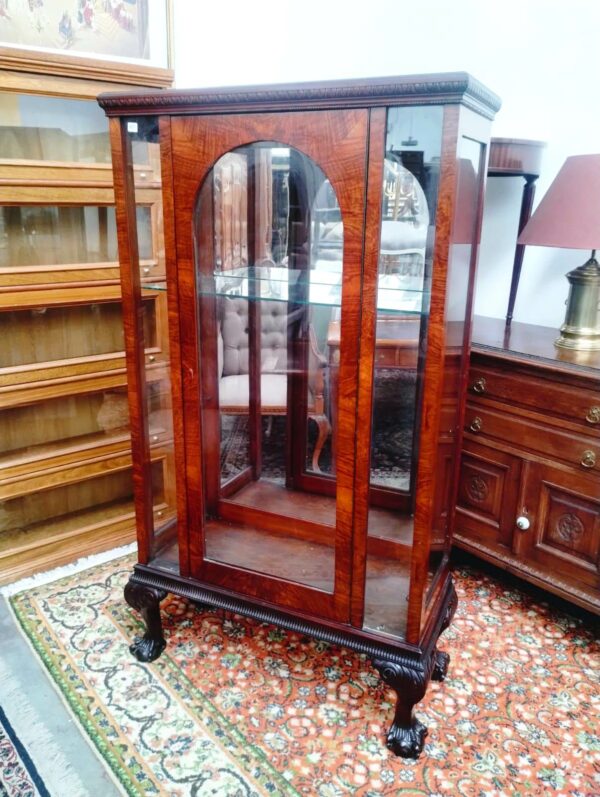 VITRINA ANTIGUA ESTILO INGLES CHIPPENDALE EN RAIZ DE NOGAL ITALIANO. COD: 88702 - Image 8