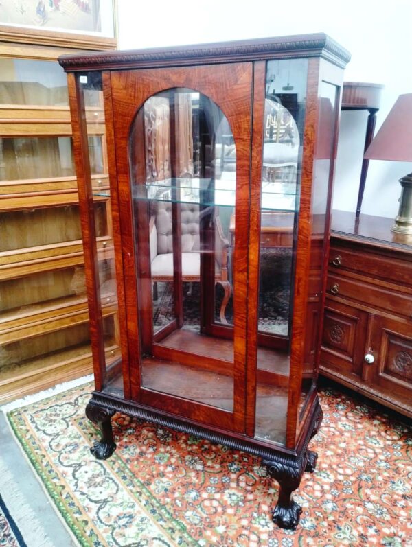 VITRINA ANTIGUA ESTILO INGLES CHIPPENDALE EN RAIZ DE NOGAL ITALIANO. COD: 88702 - Image 9
