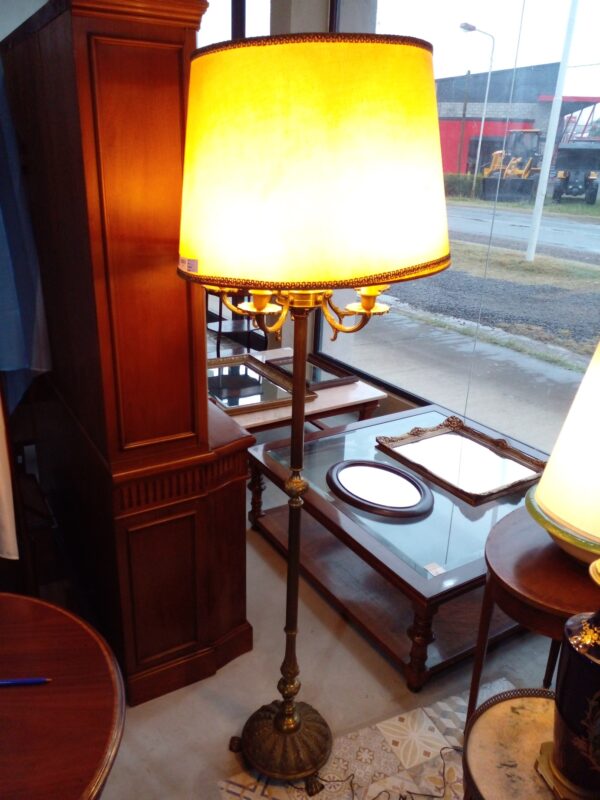 LAMPARA DE PIE ANTIGUA DE BRONCE ESTILO INGLES 4 LUCES. COD: 89306