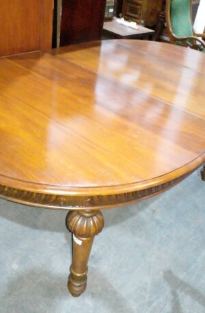 MESA DE COMEDOR ANTIGUA ESTILO RENACIMIENTO EN NOGAL. COD: 87401