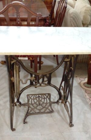 MESA CON MARMOL CARRARA, PIE DE MAQUINA DE COSER NAUMANN. COD: 89448