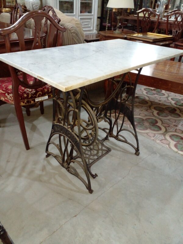 MESA CON MARMOL CARRARA, PIE DE MAQUINA DE COSER NAUMANN. COD: 89448 - Image 5