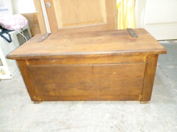 BAUL DE ALGARROBO HERRAJES DE HIERRO, PIE DE CAMA. COD: 85006