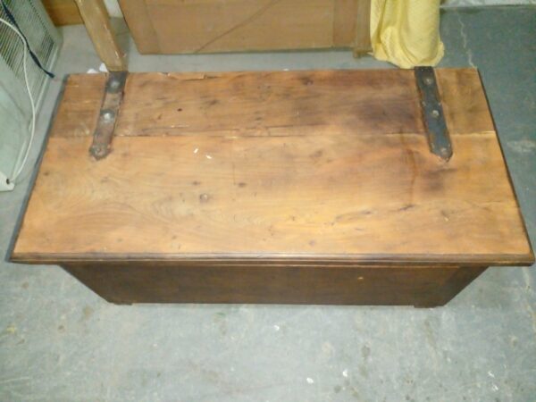 BAUL DE ALGARROBO HERRAJES DE HIERRO, PIE DE CAMA. COD: 85006 - Image 3