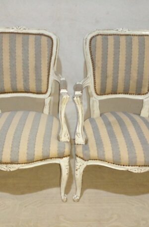 2 SILLONES ESTILO FRANCES LUIS XV PATINADOS Y TAPIZADOS. COD: 90002