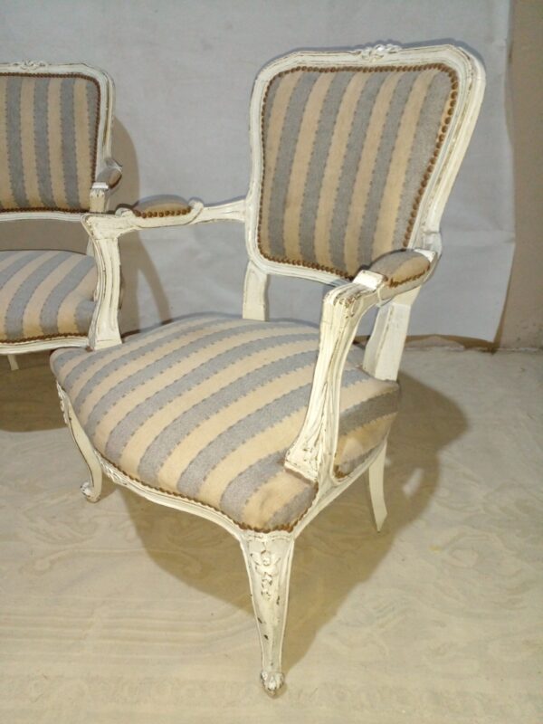 2 SILLONES ESTILO FRANCES LUIS XV PATINADOS Y TAPIZADOS. COD: 90002 - Image 8