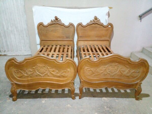 2 CAMAS ANTIGUAS DE ROBLE SIGLO XIX COLONIAL FRANCES TALLADAS. COD: 89450